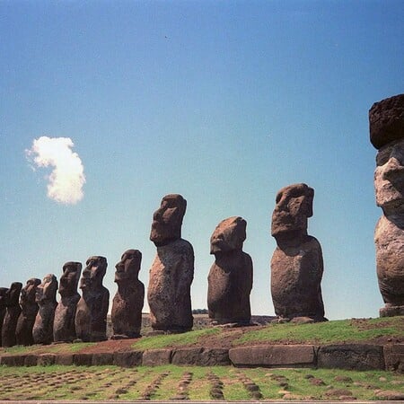 Νέα μελέτη δείχνει πώς «περπατούσαν» τα αγάλματα Moai του Νησιού του Πάσχα