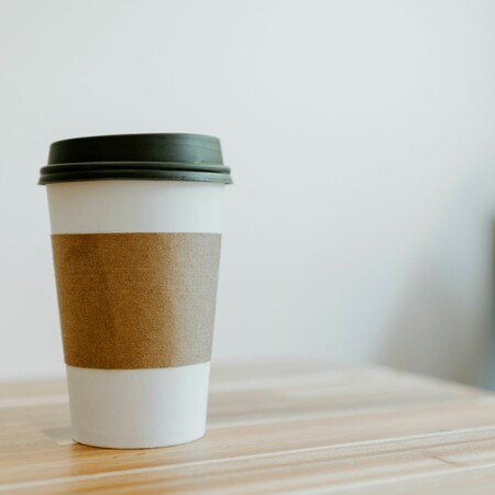 Λονδίνο: Πρόστιμο 150 λιρών σε γυναίκα που έριξε τον καφέ της σε υπόνομο του δρόμου