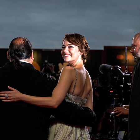 Bugonia: «Τα πουλιά δεν είναι αληθινά» - Η Έμα Στόουν αποκαλύπτει τη θεωρία συνωμοσίας με την οποία γελά