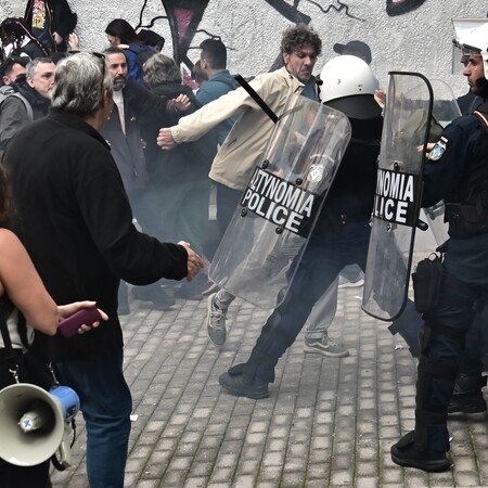 Επεισόδια στο Μεταξουργείο κατά τη διαμαρτυρία εκπαιδευτικών και γονέων