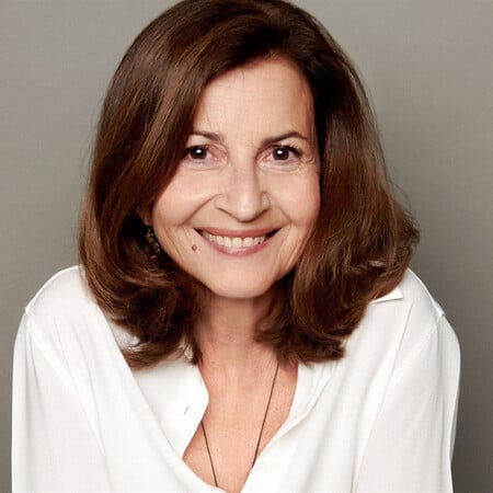 Καρολίνα Μέρμηγκα: «Οι συγγραφείς προχωράμε με αναμμένη δάδα στη σκοτεινή σπηλιά της λογοτεχνίας»