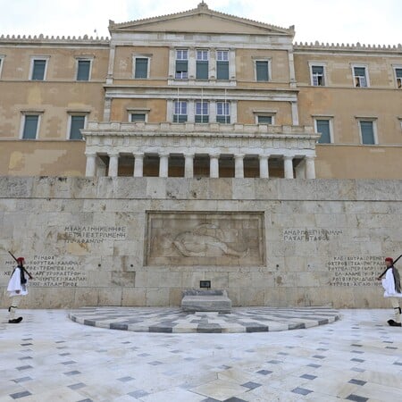 Μνημείο Αγνώστου Στρατιώτη: «Μέσα σε λίγες ώρες ο κ. Δούκας αναίρεσε τον εαυτό του», λένε κυβερνητικές πηγές