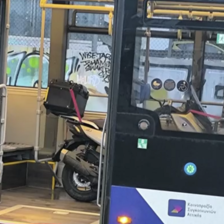 Οδηγός λεωφορείου μεταφέρει τη μηχανή του με το... λεωφορείο