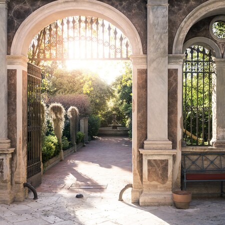 Είναι ο δημιουργός του Νονού. Είναι και ο ιδιοκτήτης ενός ονειρικού ξενοδοχείου