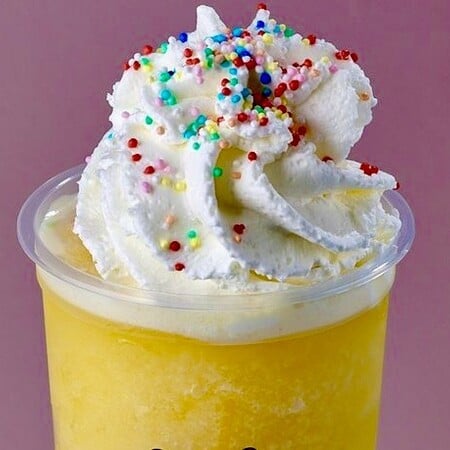 Οι χρωματιστοί λάττε είναι το νέο αξεσουάρ της Gen Z