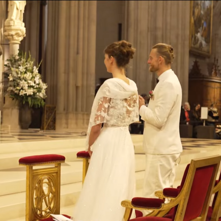 Ξυλουργός που εργάστηκε στην αποκατάσταση της Παναγίας των Παρισίων έλαβε σπάνια άδεια γάμου στον ναό