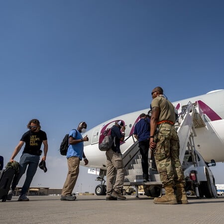 Πρόσφυγες: Οι ΗΠΑ τους απομάκρυναν από το Αφγανιστάν και τώρα είναι αποκλεισμένοι στην έρημο του Κατάρ