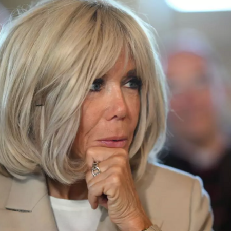 Δέκα άτομα σε δίκη στο Παρίσι για σεξιστικό εκφοβισμό εναντίον της Μπριζίτ Μακρόν