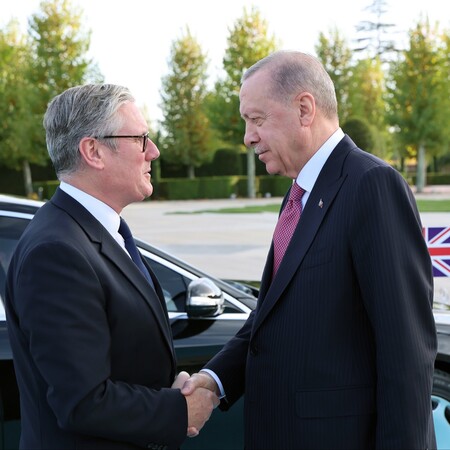 Η υπόθεση Ιμάμογλου απειλεί να επισκιάσει την επίσκεψη του Κιρ Στάρμερ στην Άγκυρα