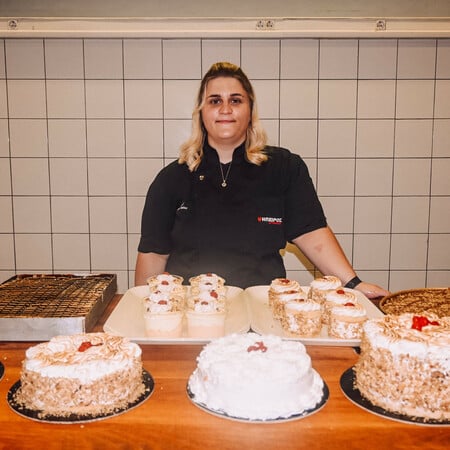 «Τριλέτσε, κουλάτς, μπομπόνες»: Η Αναστασία έκανε τα αλβανικά γλυκά viral 