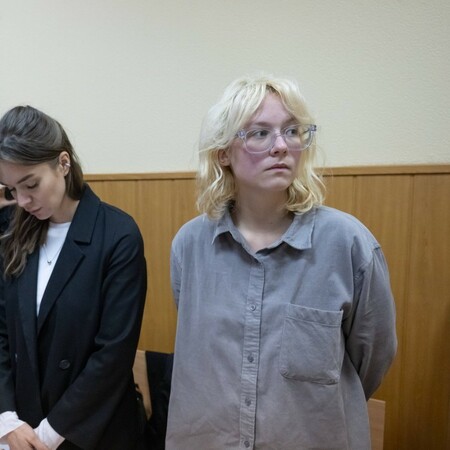 Ρωσία: Μουσικός του δρόμου ένοχη για «δυσφήμηση» επειδή ερμήνευσε τραγούδια επικριτικά για το Κρεμλίνο 