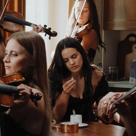 Η Rosalía επανενώνονται με τη Björk στο κομμάτι «Berghain»