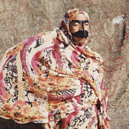 'Ενας Γάλλους ψυχίατρος, μία Ιρανή καλλιτέχνιδα και η εμμονή με τα πτυχωτά ενδύματα