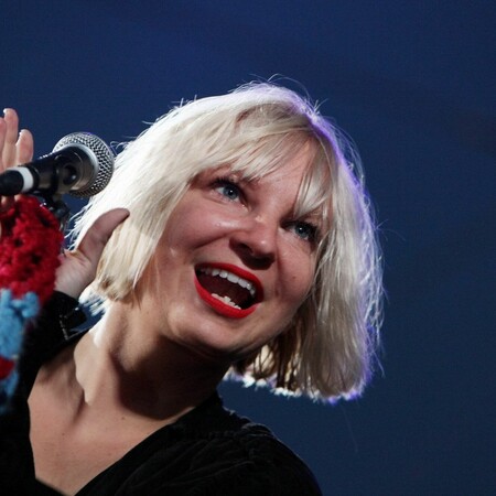 «Η Sia αποτελεί άμεσο κίνδυνο για τον γιο μας», λέει ο Daniel Bernad - «Αυτός ερευνάται για παιδική πορνογραφία», απαντά η σταρ