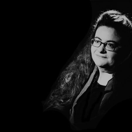 Η Νένα Βενετσάνου φέρνει τις «Σκληρές Βιολέτες» στο ΦΟΥΓΑΡΟ για μία μοναδική βραδιά