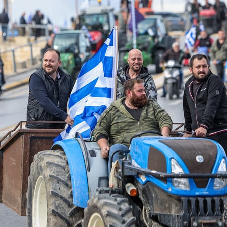 Σε ασφυκτική πίεση η κυβέρνηση ανάμεσα σε Κομισιόν και αγρότες