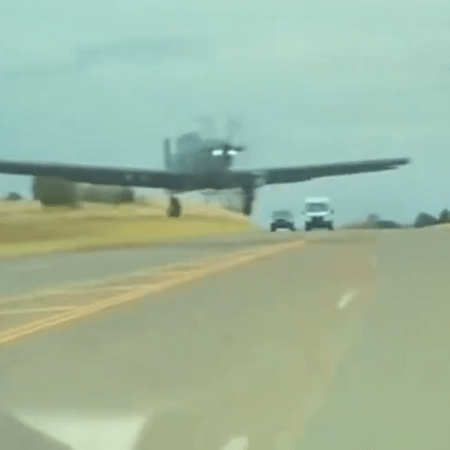 ΗΠΑ: Πολεμικό αεροσκάφος παραλίγο να συγκρουστεί με Tesla – Το βίντεο από την κάμερα του οδηγού