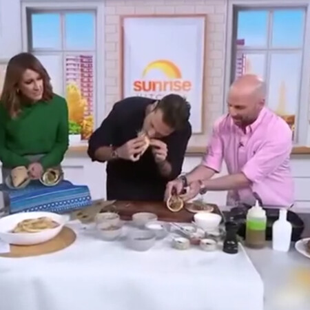 Κωνσταντίνος Αργυρός: Έφαγε σουβλάκι με καγκουρό σε εκπομπή στην Αυστραλία