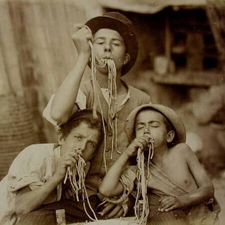 Κάποτε το να τρως μακαρόνια με τη χούφτα ήταν θέαμα του δρόμου