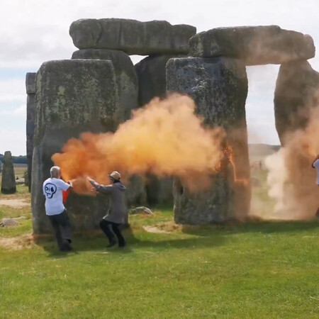 Βρετανία: Αθωώθηκαν οι ακτιβιστές που είχαν ψεκάσει το Στόουνχεντζ με πορτοκαλί μπογιά