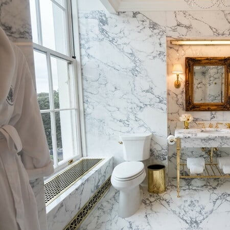 Ο Τραμπ επιδεικνύει το ανακαινισμένο του μπάνιο στον Λευκό Οίκο - 