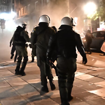 Εξάρχεια: Επεισόδια μετά από πορεία για τον θάνατο του άνδρα από τη βόμβα στους Αμπελόκηπους