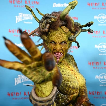 «Μην κοιτάξετε» - Η Χάιντι Κλουμ μεταμορφώθηκε σε Μέδουσα για το Halloween