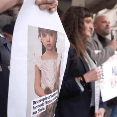 Γαλλία: Ακτιβίστριες διαμαρτύρονται κατά της Shein για τις «sex dolls» με παιδικά χαρακτηριστικά