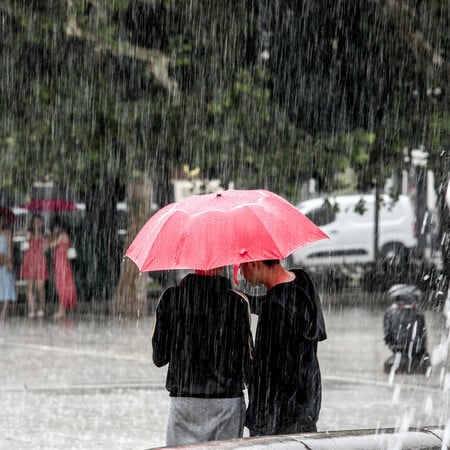 Καιρός: Ισχυρές βροχές και καταιγίδες σε Αττική, ανατολικά και βορειοδυτικό Αιγαίο – Επικαιροποιήθηκε το έκτακτο δελτίο