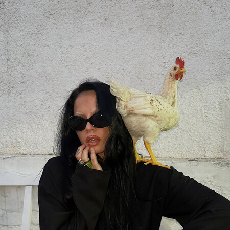 Η Αναστασία λατρεύει τον Μιμίκο. Αντέχει ακόμα και τα «κικιρίκου» του