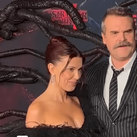 Μίλι Μπόμπι Μπράουν και Ντέιβιντ Χάρμπορ ποζάρουν αγκαλιά μετά το δημοσίευμα ότι τον κατήγγειλε για παρενόχληση