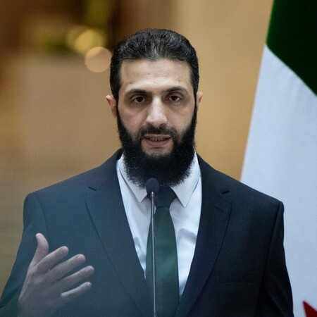 Οι ΗΠΑ αποσύρουν τον Άχμεντ αλ Σάρα από τη λίστα των «τρομοκρατών», πριν από ιστορική επίσκεψή του στον Λευκό Οίκο