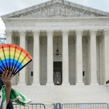 Ανάσα για τα ΛΟΑΤΚΙ+ δικαιώματα στις ΗΠΑ: Το Ανώτατο Δικαστήριο διατηρεί το δικαίωμα στον γάμο ομοφύλων
