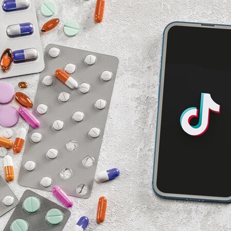 Επικίνδυνη «μόδα» στο Tik Tok με εφήβους να καταναλώνουν φάρμακα