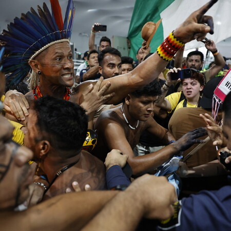 Επεισόδια στη Διάσκεψη COP30 στη Βραζιλία – Αυτόχθονες εισέβαλαν στο συνεδριακό κέντρο του ΟΗΕ