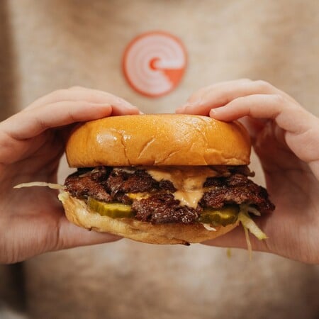 Στο F* Smashing για burgers με crispy μπιφτέκια, sando και buffalo wings με ασιατικό twist