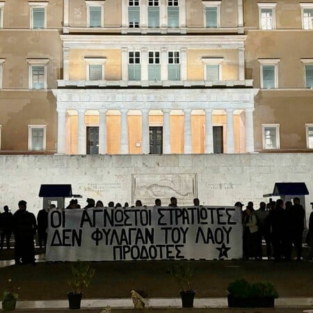 Ρουβίκωνας: Παρέμβαση στο μνημείο του Αγνώστου Στρατιώτη