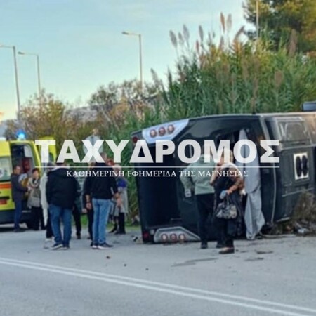 Ανατροπή λεωφορείου με 30 επιβάτες στη Μαγνησία 