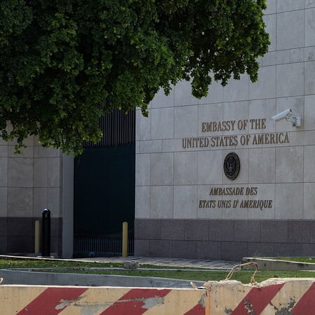 Ένοπλοι άνοιξαν πυρ κατά πεζοναυτών έξω από την πρεσβεία των ΗΠΑ στην Αϊτή