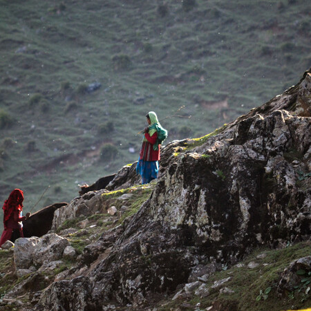 «Επιβιώνουμε από τύχη»: Οι γυναίκες που γεννούν μόνες στα βουνά του Κασμίρ