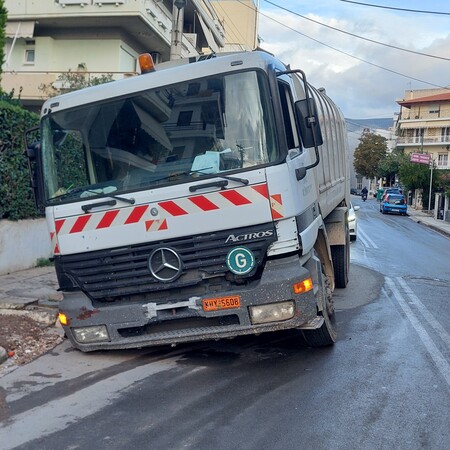 Υποχώρησε το οδόστρωμα στον Άγιο Δημήτριο λόγω βλάβης της ΕΥΔΑΠ – Εγκλωβίστηκε απορριμματοφόρο