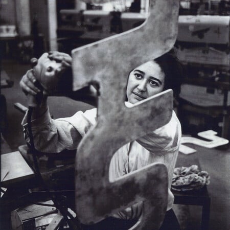 Τα έργα της Χρύσας δεν φοβούνται τον χώρο και τον χρόνο