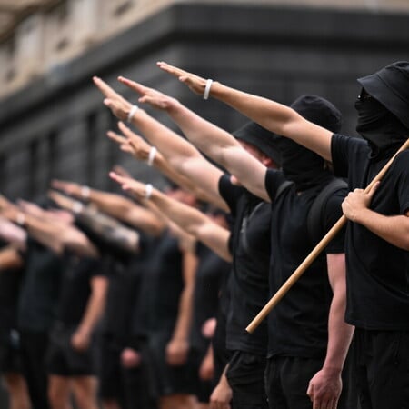 ΓΙΑ ΣΚ - Τι σημαίνει η νέα πολιτική της Ακτοφυλακής των ΗΠΑ για τη σβάστικα και τις θηλιές της Κου Κουξ Κλαν