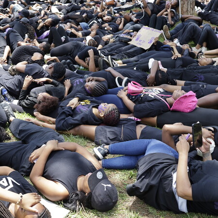 ΓΙΑ ΣΚ - Νότια Αφρική: Γυναίκες «βάφουν» τη χώρα μωβ και απαιτούν να κηρυχθεί ως εθνική κρίση η έμφυλη βία