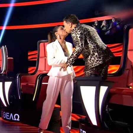 The Voice: Το φιλί της Έλενας Παπαρίζου με τον Μαζωνάκη και η ατάκα του Μάστορα