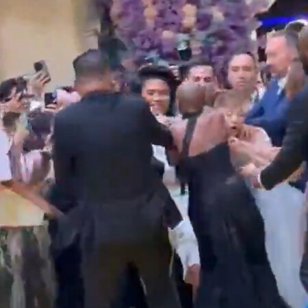 Αριάνα Γκράντε: Απελάθηκε από τη Σιγκαπούρη ο άνδρας που όρμησε πάνω της