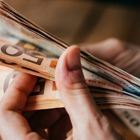 Επίδομα 250 ευρώ: Ποιοι πληρώνονται σήμερα – Αναλυτικά τα κριτήρια