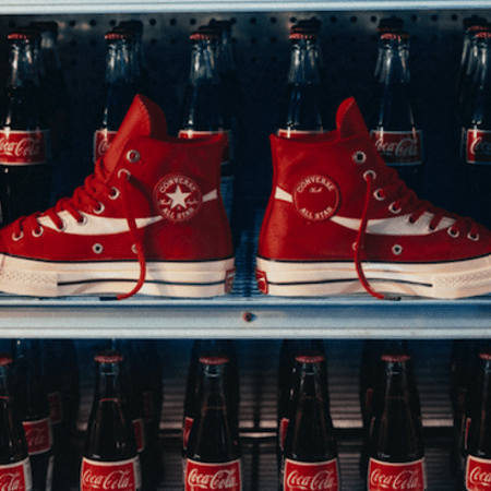 H νέα capsule συλλογή Coca Cola είναι έτοιμη να την αγαπήσεις και να την μοιραστείς