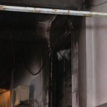 Θεσσαλονίκη: Εμπρηστική επίθεση με γκαζάκια σε είσοδο πολυκατοικίας τα ξημερώματα