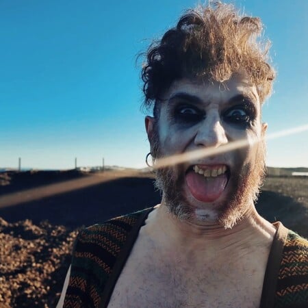 Resital Dostoevsky: Μια σκοτεινή, σαρκαστική παράσταση στα όρια κωμωδίας και τραγωδίας